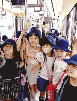 遠足でＬＲＴに乗車する横川中央小の児童たち