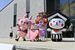 お祝いに駆けつけた「イワシカ」（左）と記念撮影する「とち介」（右）