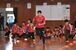 小学生と一緒に走る桐生選手（中央）