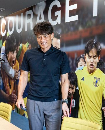 　インタビューに応じる日本サッカー協会の宮本恒靖会長