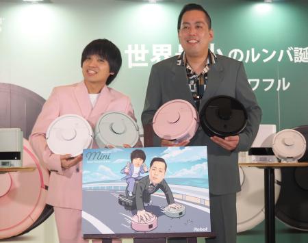 　イベントに登場したお笑いコンビ「エバース」の佐々木隆史（左）と町田和樹＝２１日、東京都千代田区