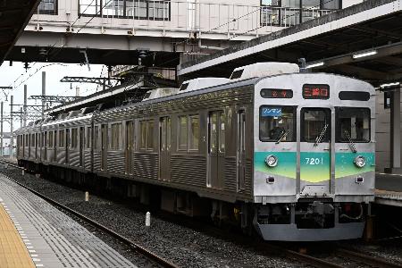 　元東急８５００系の秩父鉄道７０００系。橋上駅舎のホームにいると東急時代と錯覚しそうだ