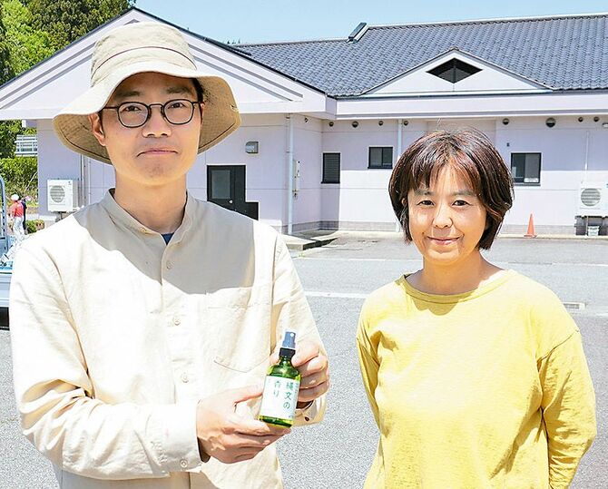 代表の奈良さんと妻の千重さん（47）
