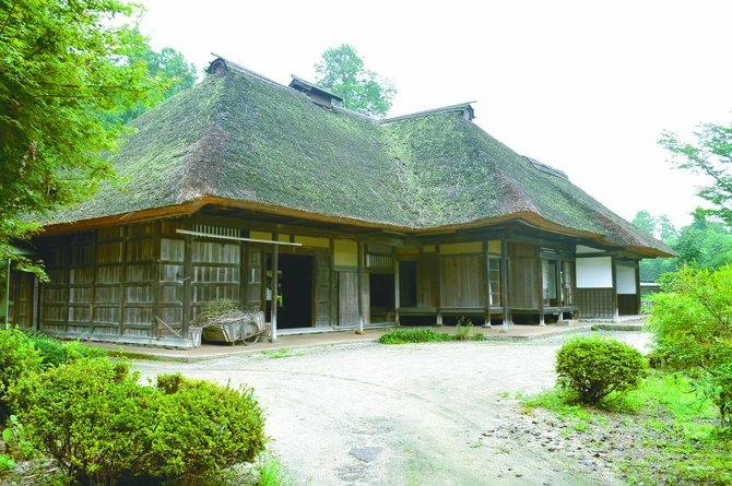 静寂の中で当時の面影を残すかやぶき寄せ棟造りの主屋