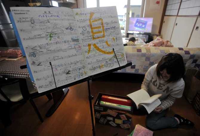 吹奏楽部に所属していた中学生のころの楽譜。大好きで続けたかったが、高校ではあきらめざるを得なかった=12月27日、宇都宮市内