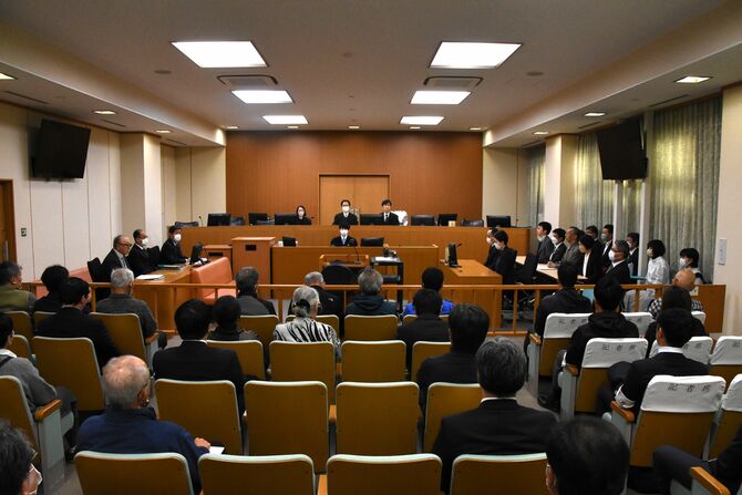 那須雪崩事故公判で被告人質問が行われた206号法廷=22日午前、宇都宮地裁