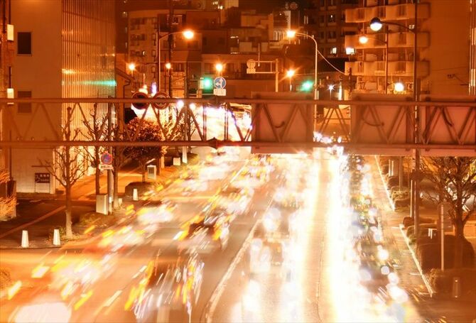 多くの車が行き交ういちょう通り＝2022年１月中旬（多重露光）