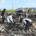 総量50トン以上 足利の住民らがごみ撤去 私有地の不法投棄、半世紀で山に