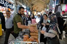 イランの市民、不況や再攻撃不安