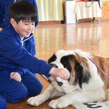 最初は怖かったけど、仲良くなれました　犬との触れ合い通じて命の大切さ学…