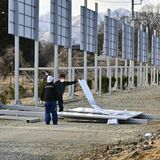 観光施設で看板倒れ３人けが　那須、強風原因か