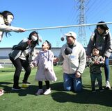 小山で移住者が交流　市主催イベントに20人　パン食い競争など楽しむ
