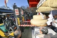 フォークリフトで重さ700キロの鏡餅を奉納　高根沢・安住神社