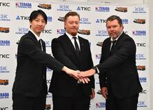 「全員でVつかみ取る」