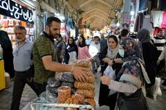 イランの市民、不況や再攻撃不安