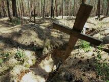 集団墓地の町に残る傷跡