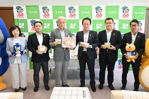 福田知事（左から３人目）に記念商品発売を報告した加藤氏（同４人目）ら＝31日午後、県庁