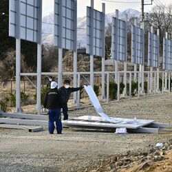 那須の観光農園、看板倒れ台湾観光客3人が下敷きに　栃木県北部に強風注意報