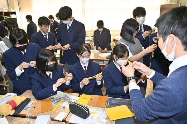 鹿革を使った小物作りに挑戦する生徒たち