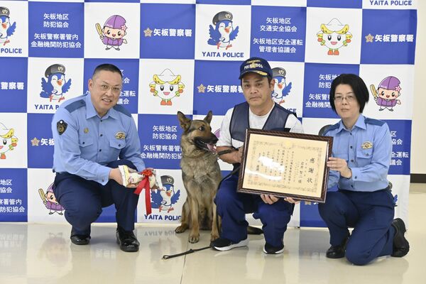 山岳遭難者の発見に貢献した岩井さん(中央)とフレア号