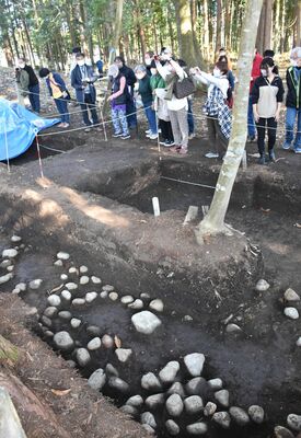 上侍塚古墳の発掘現場を見学するツアー参加者