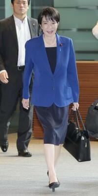 バッグを持って首相官邸に入る高市首相=10月