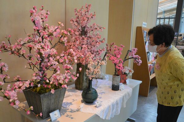 繭玉を使った桜のクラフト