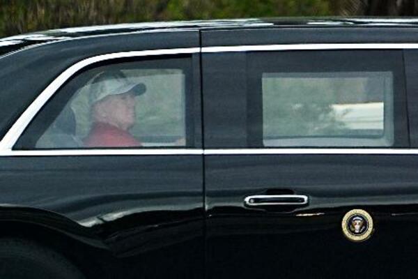 米南部フロリダ州の私邸近くを走るトランプ氏の車列=15日(AP=共同)