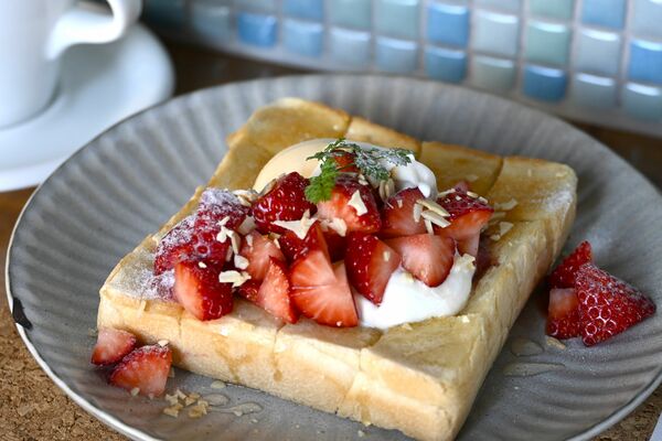 イチゴがたっぷりの「いちごのスペシャルハニートースト」