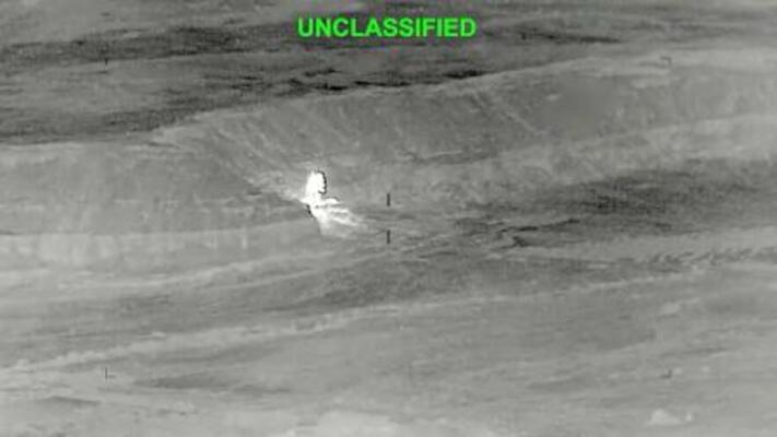 　米中央軍が２７日に公開した、イランの施設とする地点への攻撃で上がる炎と煙の画像（米中央軍提供・ロイター＝共同）