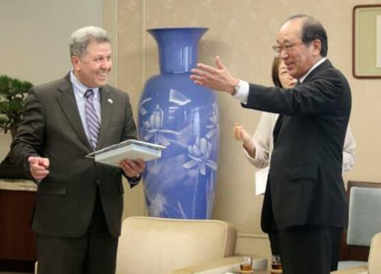 広島市役所を訪れ、松井一実市長(右)と面会するシリアのアイマッド・マスリ公共事業・住宅省副大臣=3日午後