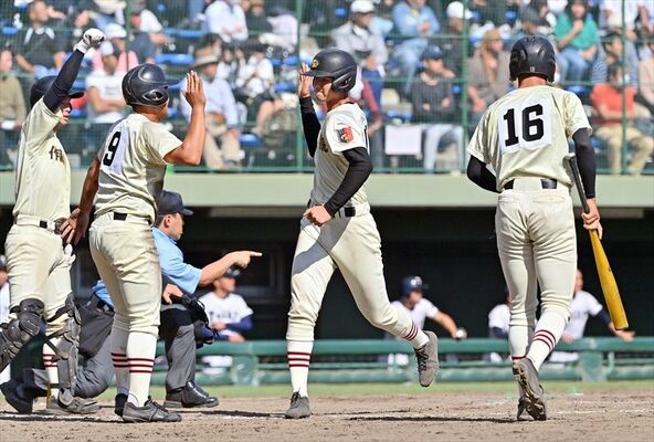８回、作新の小川亜の適時打で生還しタッチする一走・柳沼（右から２人目）と二走・広田（同３人目）＝23日午前11時55分、県営球場