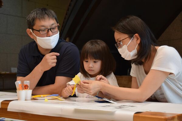 「紋切り遊び」に挑戦した子ども連れ