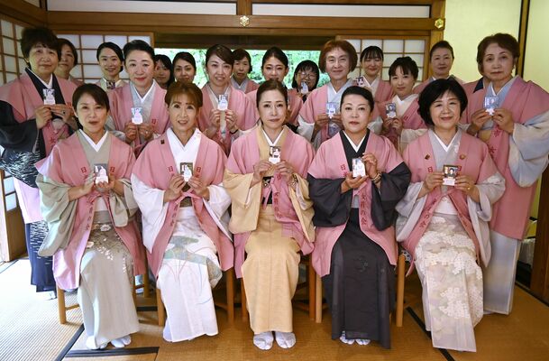 カードを手にする女将たち