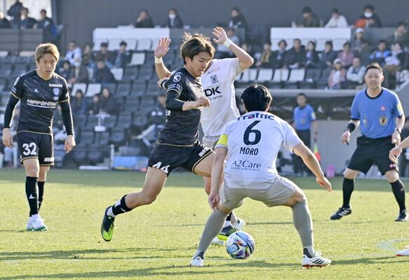 後半22分、栃木シティのＤＦ下田（中央左）がゴール前に攻め込む＝ＣＦＳ、広瀬華撮影