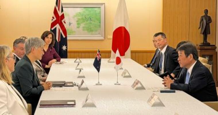 　オーストラリアのウォン外相（左から２人目）と会談する茂木外相（右端）＝２８日正午ごろ、外務省
