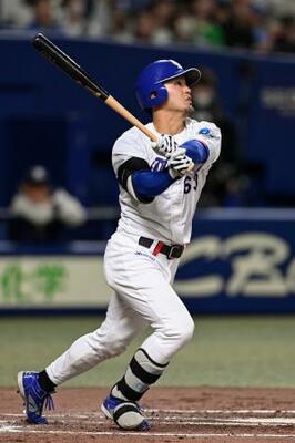 　２回中日１死、板山が右越えに先制の満塁本塁打を放つ＝バンテリンドーム