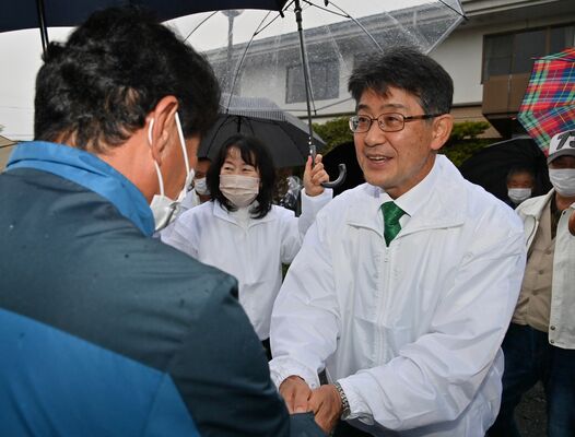 無投票で初当選し、支持者と握手する大関一雄氏＝18日午後５時50分、芳賀町祖母井
