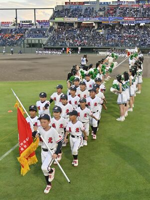 開会式で元気いっぱいに入場行進する小学生球児たち＝７月30日