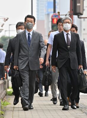 宇都宮地裁に入る那須雪崩事故の遺族ら＝28日午前10時33分、宇都宮市小幡１丁目