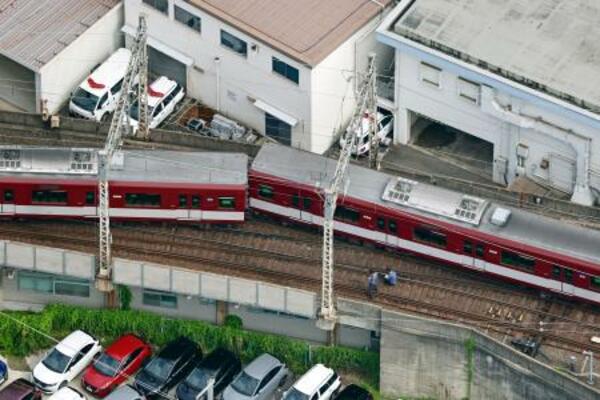 　脱線した近鉄京都線の列車＝２９日午前８時４３分、京都市下京区（共同通信社ヘリから）