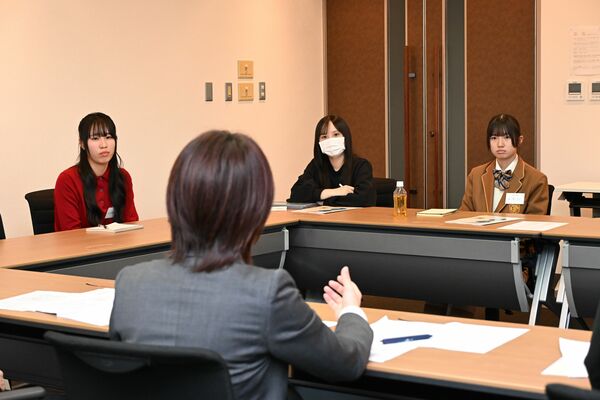 弁護士（手前）の話を聞く参加者＝１日午後、宇都宮市明保野町