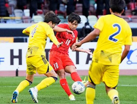 　神村学園―鹿島学園　試合終了間際、チーム３点目のゴールを決める神村学園・佐々木（中央）＝ＭＵＦＧ国立