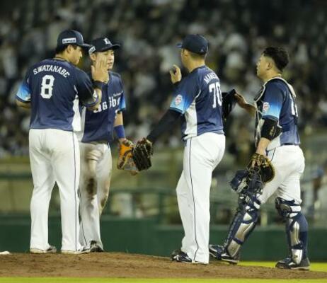 　オリックスと引き分け、タッチする西武ナイン＝ほっともっと神戸