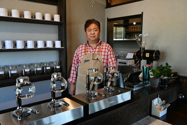 モダンな店内に立つ野本さん