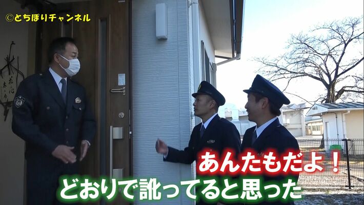 受験者募集動画の中で、家庭への巡回連絡を模擬体験するＵ字工事（県警提供）