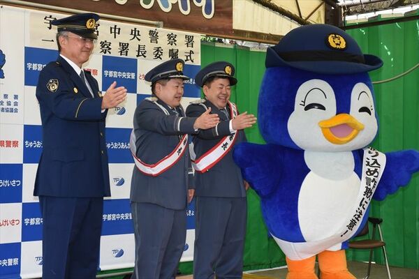 一日署長の委嘱を受けたザ・たっちの２人（中央）