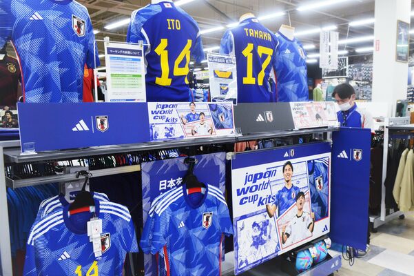 特設コーナーで販売する日本代表のユニフォーム。スペイン戦勝利で早速注文が増えている＝２日夕方、小山市駅南町２丁目