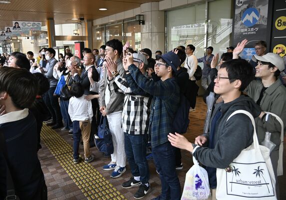 街頭演説に耳を傾ける有権者ら＝５月上旬、ＪＲ宇都宮駅西口