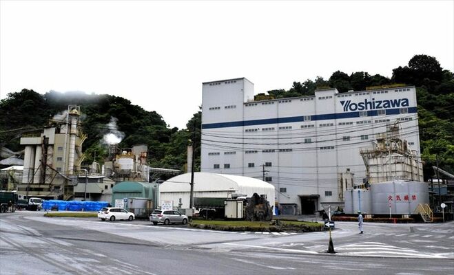 排気されるＣＯ２の削減を目指す吉澤石灰工業の葛生工場＝佐野市